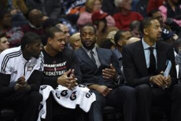 Un elegante Dwyane Wade vio el partido desde el banquillo.