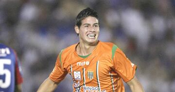 Con 14 años de edad, el mediocampista debutó con el Envigado FC en 2006, equipo de fútbol de su país. Después un breve paso por Banfield, en el 2010 emigró al fútbol de Europa con el Porto.