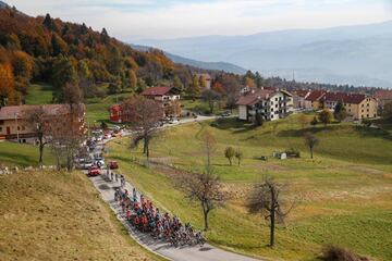 Panorámica del pelotón durante la etapa de hoy.