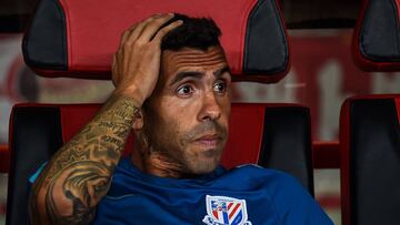(FILES) This file picture taken on September 16, 2017 shows Shanghai Shenhua's Carlos Tevez looking on during the 2017 Chinese Super League football match between Shanghai East Asia (SIPG) FC and Shanghai Shenhua in Shanghai.
Carlos Tevez looks poised to end his miserable 12-month spell in China with the Argentine former international in talks with his club Shanghai Shenhua to terminate his mammoth contract. A Shenhua spokesman told AFP on January 5, 2018 that the club was in discussions with the former Manchester United, Manchester City and Juventus striker to end his contract. / AFP PHOTO / Chandan KHANNA / - China OUT