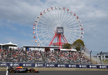 Max Verstappen pasa junto a la noria del parque de atracciones de Suzuka, elemento icónico de este Gran Premio. El piloto neerlandés tuvo una carrera "cómoda". 