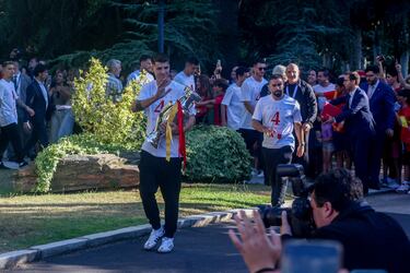 El presidente del Gobierno, Pedro Sánchez, recibe a la selección española, campeona de Europa, en el Palacio de la  Moncloa. En la imagen, Álvaro Morata, capitán del equipo.