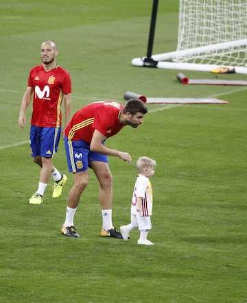 El hijo Sergio Ramos, Marco, con Gerard Piqué.