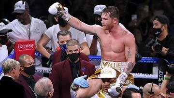 Canelo Alvarez celebra su victoria ante Caleb Plant.