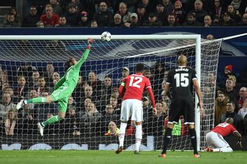 0-2. David de Gea en el segundo gol que marcó Wissam Ben Yedder.