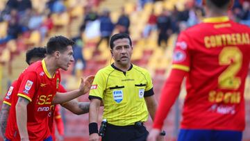 Futbol, Union Espanola vs Deportes Iquique.
Fecha 20, Liga de Primera 2025.
El arbitro Felipe Gonzalez dirige un partido de la liga de primera entre Union Espanola y Deportes Iquique disputado en el estadio
Santa Laura de Santiago, Chile.
15/08/2025
Dragomir Yankovic/Photosport
Football, Union Espanola vs Deportes Iquique.
20th turn, 2025 First division League.
Referee Felipe Gonzalez leads a first division
League match between Union Espanola and Deportes Iquique at the Santa Laura stadium in Santiago, Chile.
15/08/2025
Dragomir Yankovic/Photosport