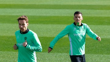 GRAFCVA1817. ELCHE (VALENCIA), 29/01/2026.- El jugador chileno del Elche, Lucas Cepeda (d), durante el entrenamiento realizado por el equipo este jueves en el campo Díez Iborra, para preparar la visita del Barcelona el próximo sábado. EFE/Pablo Miranzo