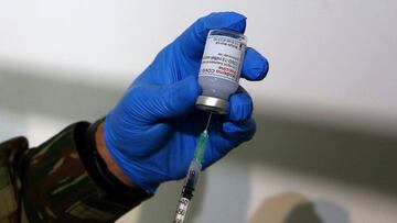 Athens (Greece), 02/04/2021.- A military medical personel prepares to vaccinate a man with a dose of the Moderna vaccine against the coronavirus disease (COVID-19), in a new vaccination center in south Athens, Greece, 02 April 2021. (Grecia, Atenas) EFE/E