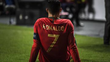 Cristiano, en el suelo, tras su lesi&oacute;n muscular en el duelo ante Serbia.