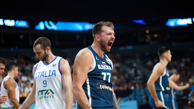 RIGA (Latvia), 07/09/2025.- Luka Doncic (C) of Slovenia reacts during the EuroBasket 2025 round of 16 basketball match between Italy and Slovenia in Riga, Latvia, 07 September 2025. (Baloncesto, Italia, Letonia, Eslovenia) EFE/EPA/TOMS KALNINS