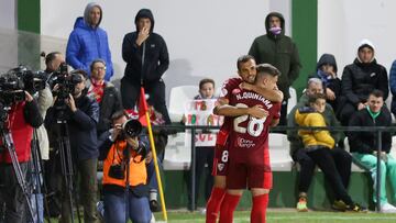 TORREMOLINOS (MÁLAGA), 21/12/2022.- Los jugadores del Sevilla FC, Joan Jordán (i) y Nacho Quintana, celebran uno de los goles conseguidos por el equipo sevillista durante el encuentro correspondiente a la segunda ronda de Copa del Rey que disputan hoy miércoles frente al Juventud Torremolinos en la localidad malacitana. EFE/Daniel Pérez.