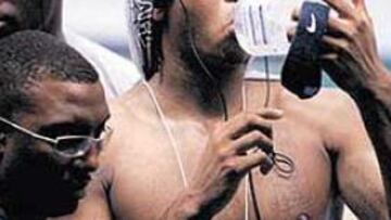 <b>CON MÚSICA. </b>Carmelo Anthony y Lebron se refrescan tras un entrenamiento de su selección.