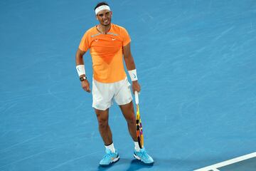 Rafa Nadal ha perdido en el Abierto de Australia contra el estadounidense McDonald tras sentir dolores en su cadera que no le han dejado continuar con normalidad.