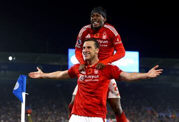 Anthony Elanga y Chris Wood, jugadores del Nottingham Forest, celebran un gol del delanero neozelands.