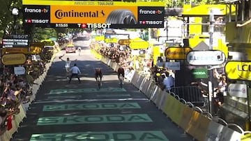 Security guard steals the show after pitch invader disrupts final sprint of the Tour de France