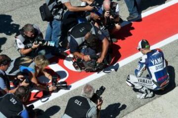 Jorge Lorenzo rodeado de fotógrafos antes de la sesión de calificación del Gran Premio de Moto Marino.