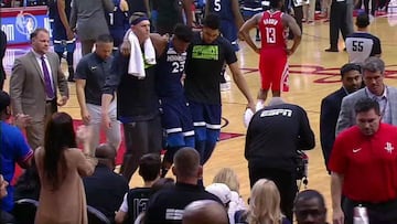 Jimmy Butler abandona el Toyota Center de Hosuton ayudado por sus compa&ntilde;eros tras lesionarse la rodilla derecha.