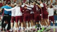 Los jugadores qatar&iacute;es celebran su triunfo ante Alemania en el Mundial que se celebra en su pa&iacute;s. 