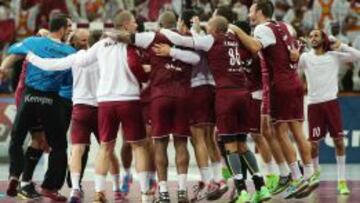 Los jugadores qatar&iacute;es celebran su triunfo ante Alemania en el Mundial que se celebra en su pa&iacute;s. 