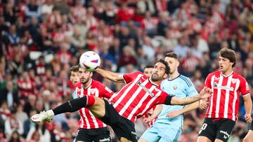 BILBAO, 11/05/2024.- El centrocampista del Athletic Raúl García despeja un balón durante el partido de la jornada 35 de LaLiga que Athletic de Bilbao y Atlético Osasuna disputan hoy sábado en San Mamés. EFE/Luis Tejido
