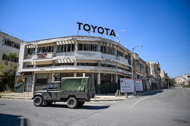 Varosha, una zona residencial de la ciudad de Famagusta, en el noreste de Chipre, era un lujoso destino de vacaciones con hoteles de cinco estrellas y más de dos kilómetros de playas que tuvo su auge en los años 60 y 70. Todo cambió en el año 1974 tras el conflicto grecochipriota. La ciudad quedó bajo control turco y todos los habitantes grecochipriotas tuvieron que huir, dejando desierta y abandonada la localidad. El ejército cerro y valló la zona, convirtiéndola en un área militar restringida dejándola intacta al paso del tiempo. En 2020 se reabrió parcialmente al público.
