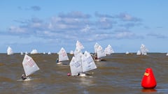 La Regata OptiGetxo-Memorial José Luis Azqueta se decide con cuatro pruebas en la segunda jornada