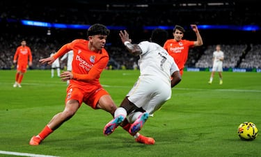 El defensa de la Real Sociedad derriba a Vinicius con su pierna izquierda.