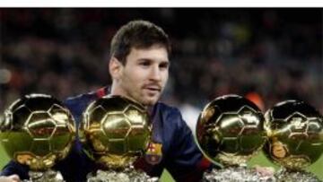 Leo Messi mostr&oacute; sus cuatro Balones de Oro al Camp Nou.