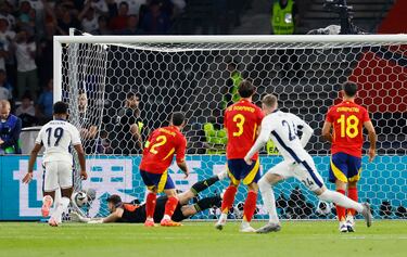 1-1. El jugador del Chelsea, recibe sólo cerca de la media luna del área española, dispara con la pierna izquierda, al palo derecho de Unai Simón para anotar el primer tanto del conjunto inglés.