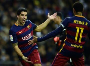 Luis Suárez celebrando el gol 0-1 para el Barcelona con Neymar