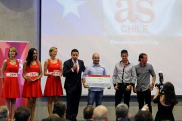 Uno de los ganadores del premio, junto a: (de izquierda a derecha) Alberto Jesús López (maestro de ceremonia), el ganador, Diego Rivarola (ex futbolista y asesor deportivo de Universidad de Chile), Michael Ríos, jugador de Universidad Católica.













































































