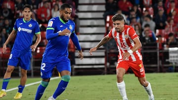 Jordan Amavi controla el balón durante el último partido de liga ante el Almería.