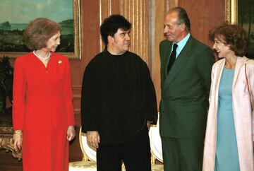 La reina Sofía, Pedro Almodóvar, el rey Juan Carlos I y la actriz Marisa Paredes durante una recepción en Zarzuela en el año 2000.