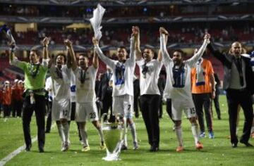 Marcelo celebrates as Madrid parade their trophy in Lisbon.