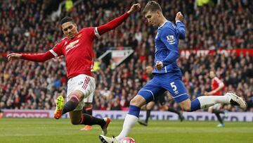 John Stones ante el Manchester United. 