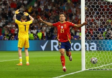 2-1. El Jugador de la Real Sociedad celebra un tanto histórico para la selección española.