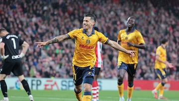 BILBAO, 12/04/2026.-El jugador del Villarreal Sergi Cardona (c), celebra su gol contra el Athletic Club, durante el partido de la jornada 31 de LaLiga EA Sports entre el Athletic Club de Bilbao y el Villarreal CF, este domingo en el estadio de San Mamés.- EFE/ Luis Tejido