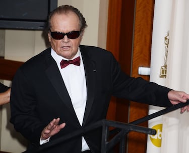 El presidente James Dale tiene que hacer frente a una invasión alienígena. El presidente Dale lidera un intento de acoger pacíficamente a una nueva civilización en la Tierra. Pero los marcianos no están por la labor, lo que le obliga a intentar parar la invasión de cualquier forma. Sin duda, Nicholson representa a un peculiar presidente de Estados Unidos.