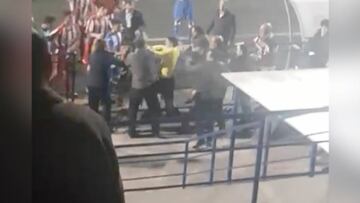 Lo que faltaba: Un árbitro y un hincha, a golpes en Sevilla