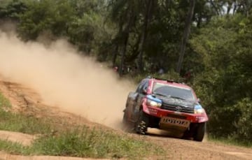  El catarí Nasser Al-Attiyah conduce su vehículo Toyota, durante la primera etapa del Rally Dakar 2017, entre Asunción (Paraguay) y Resistencia (Argentina). 