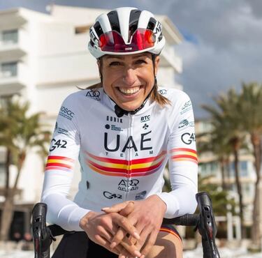 La ciclista del equipo UAE es la principal baza para que la victoria del Tour femenino sea española. En el último Giro Donne quedó en tercera posición. Combinaba el ciclismo con el duatlón, donde consiguió varias medallas y en 2015, su equipo de ciclismo de aquel momento, el Bizkaia Durango, la incluyó para correr varias carreras internacionales como la Flecha Valona (la carrera de mayor categoría puntuable para la Copa del Mundo). Desde 2016 se dedica profesionalmente al ciclismo y siempre ha acabado top 20 en todas las que ha participado y en 2018, 202, 2021 y 2022 logró el Campeonato de España Contrarreloj.