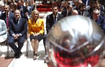 El Real Madrid en la sede de la Comunidad. Cristina Cifuentes, Felipe Reyes y Florentino Pérez.