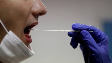 Hallan un enjuague bucal que desactivaría la COVID "al 99%".