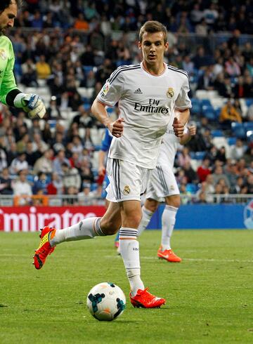 Canterano del Real Madrid, debut車 con el primer equipo en 2013.
Jug車 2 partidos m芍s con el primer equipo madridista antes de marcharse cedido al Rayo Vallecano, y m芍s adelante traspasado a la Real Sociedad.