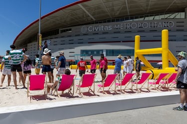 Zonas habilitadas para tomar el sol mientras se puede ver un partido de rugby playa. 