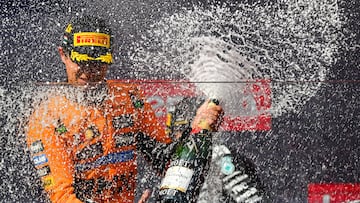 MOGYOROD (Hungary), 03/08/2025.- McLaren driver Lando Norris of Great Britain sprays champaign on the podium after the won the Formula One Hungarian Grand Prix at the Hungaroring circuit in Mogyorod, Hungary, 03 August 2025. (Fórmula Uno, Gran Bretaña, Hungría, Reino Unido) EFE/EPA/Zsolt Czegledi HUNGARY OUT