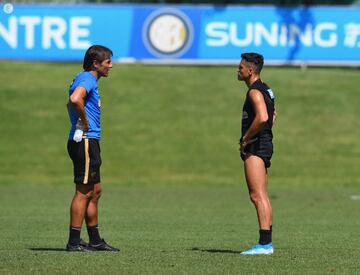 Alexis Sánchez vivió su primera práctica con el Inter. Se saludó con sus nuevos compañeros y se notó muy feliz en cada movimiento.