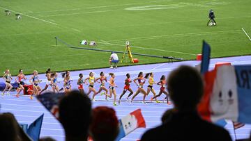 Athletes compete in the women's 5000m heat of the athletics event at the Paris 2024 Olympic Games at Stade de France in Saint-Denis, north of Paris, on August 2, 2024. (Photo by MARTIN BERNETTI / AFP)