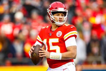 El quarterback titluar de los Kansas City Chiefs llamó la atención por sus pases extralargos y por su habilidad de romper defensas a la carrera. Mérito el suyo de haber llevado a los Chiefs hasta los playoffs con el mejor récord de su conferencia.