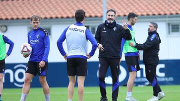 Vicente Moreno durante el entrenamiento de hoy.